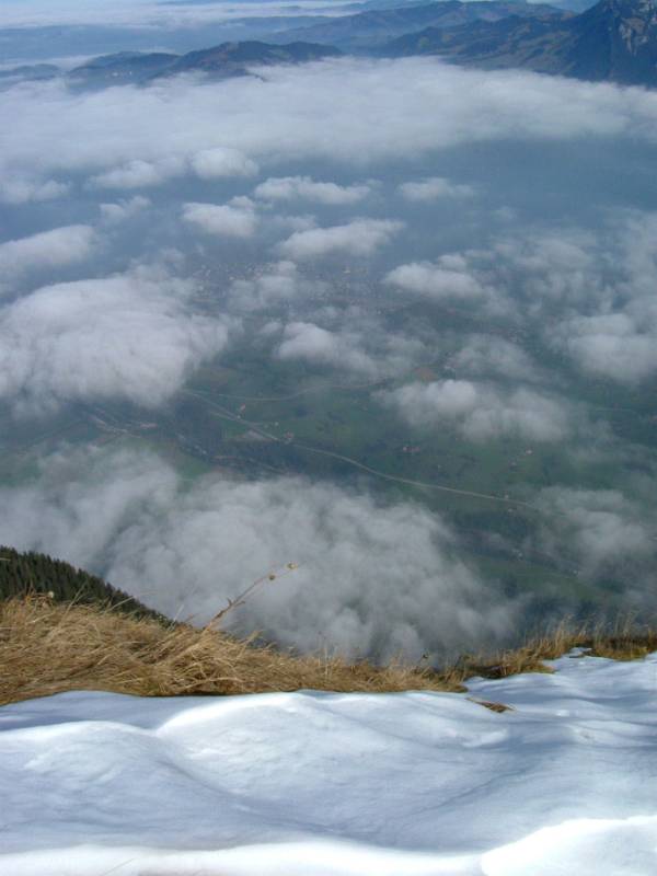 Blick durch Nebellücke nach unter