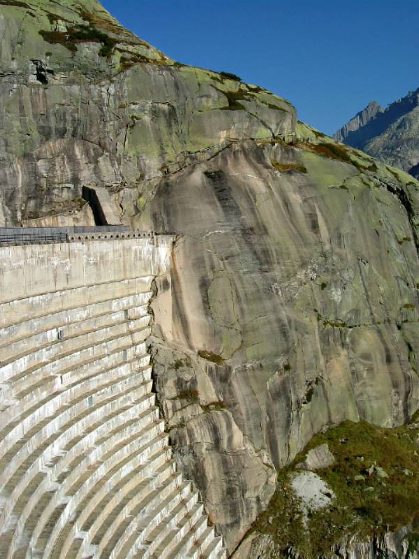 Wanderweg geht über Staumauer