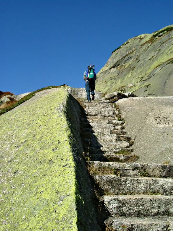 Vom Staumauer auf der Treppe hinauf