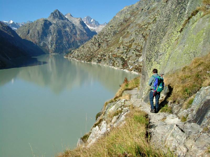 Schöner Wanderweg entlang See