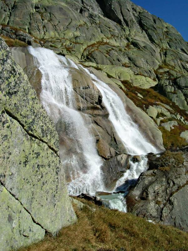 Wasserfall springt aus den Felsen