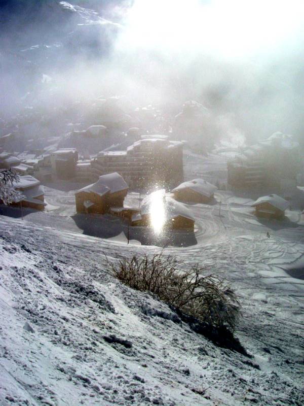 Interesant Licht-Effekte. In der Luft schwebenden Schnee-Kristalle spiegeln der Sonne und