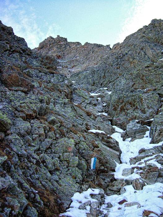 Einige Schneflocken auf dem Wanderweg