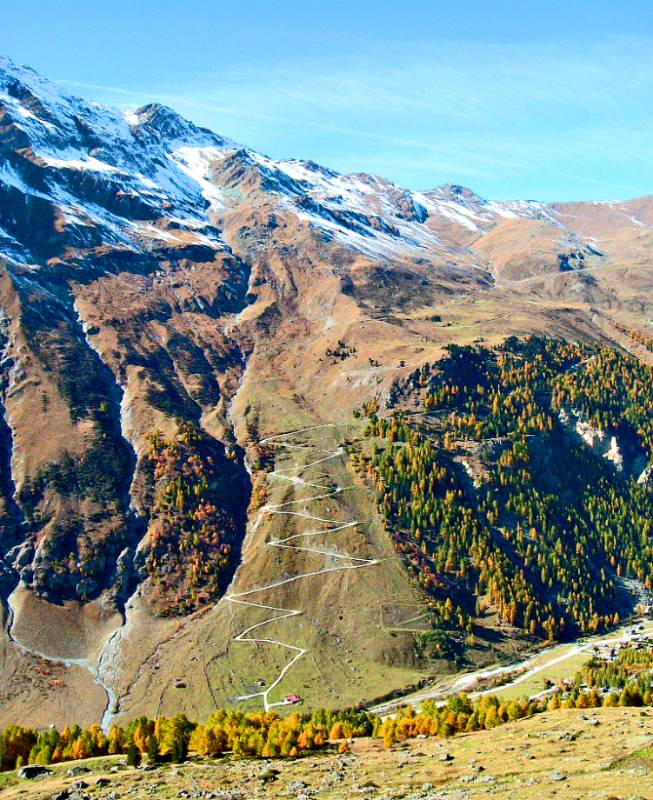 Die Strasse schlingelt gegenüber