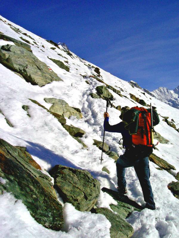 Im oberen Teil Wanderweg ist mit Schnee bedeckt