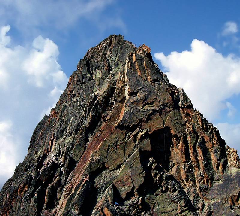 Der Gipfelturm. Man sieht sehr gut typische Jaegihorn-Felsen