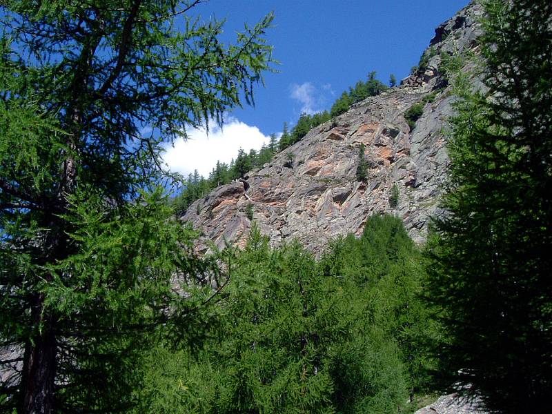 Der anspruchvollste Teil des Wanderwegs: über den Felsen nach oben