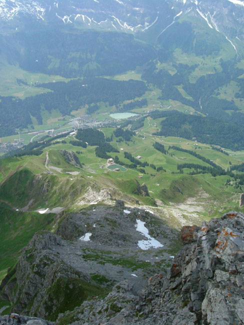 Unten Brunnihuette und Engelberg. Blick von Rigidalstock