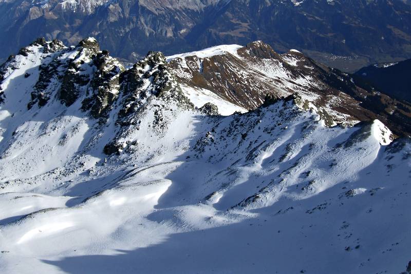 Blick vom Gipfel auf Wildseeluggen. Es ist der Weg zurueck