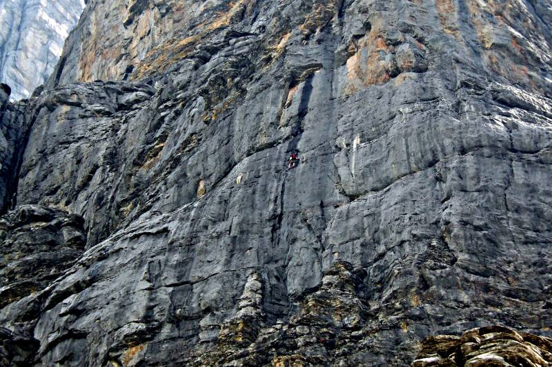 Jemand macht Spaziergang in der Eigerwand alleine