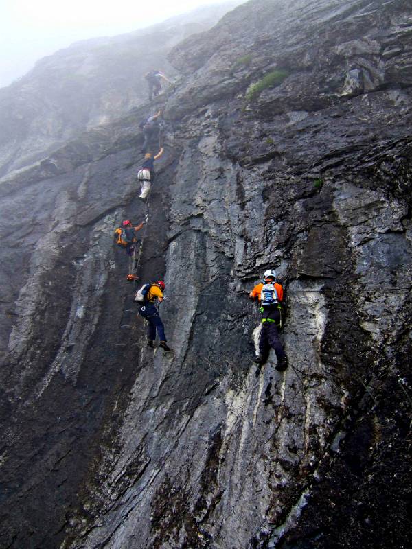 Querung ueber feuchte Felsen und dann nach oben in den Nebel