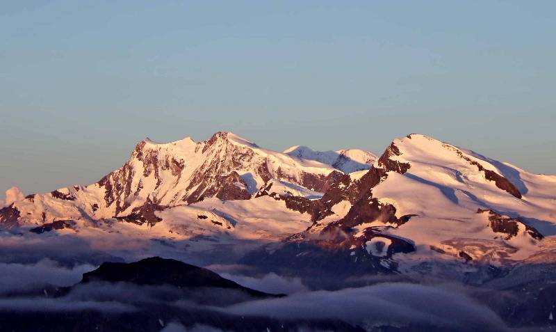 Von links nach rechts: Dufourspitze, Nordend, Strahlhorn. Blick vom Weissmies Suedgrat