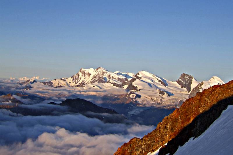 Von links nach rechts: Dufourspitze, Nordend, Strahlhorn, Rimpfischhorn und Allalinhorn