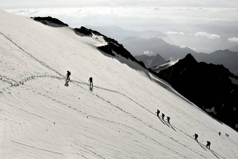 Mehrere Gruppen im Aufstieg