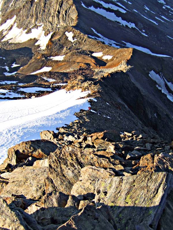 Blick entlang Suedgrat zurueck zum Zwischenbergpass