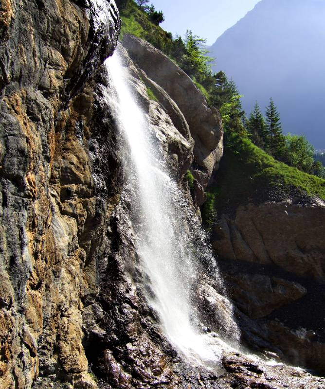 Die Wasserfaelle begleiten die ganze Zeit waerend der Tour