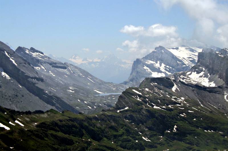 Blick vom First in die Richtung Gemmipass. Daubensee ist zu sehen