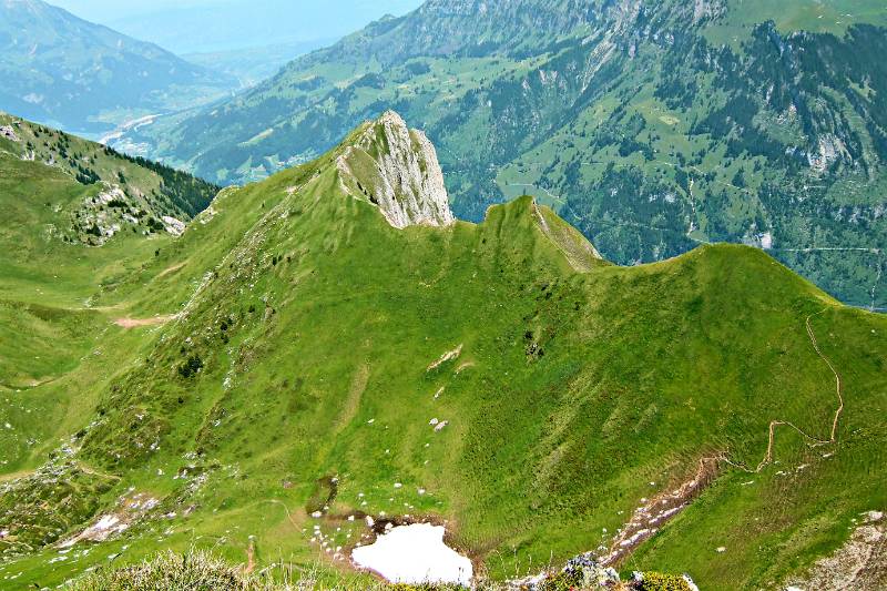 Gruene Huegel und weiter Kandertal