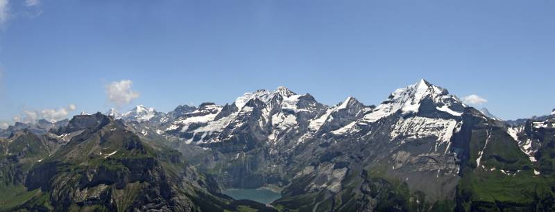 Panorama von Oeschinensee mit Doldenhorn und Bluemlisalp