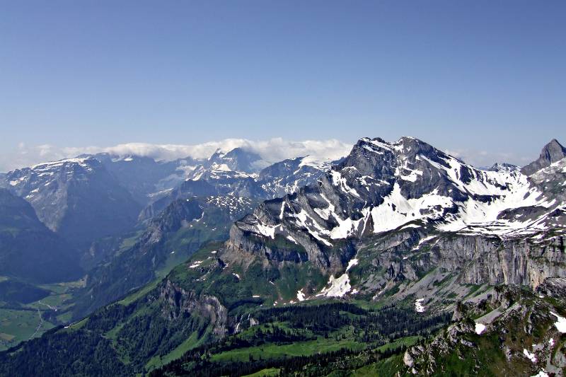 Ortstock vorne und Toedi weiter im Nebel