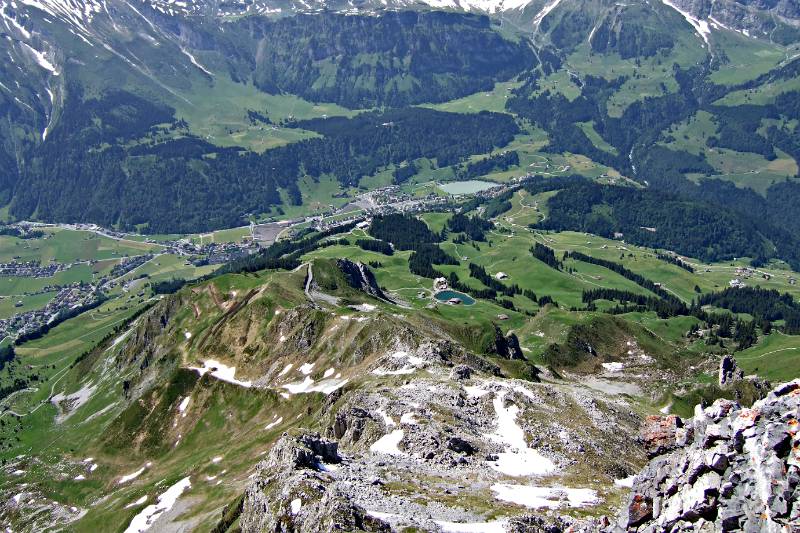 Brunnihuette mit See und Engelberg unten. Blick vom Rigidalstock