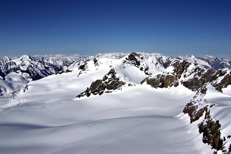 Huefifirn und grosses Schaerhorn vorne in der Mitte. Fast die ganze