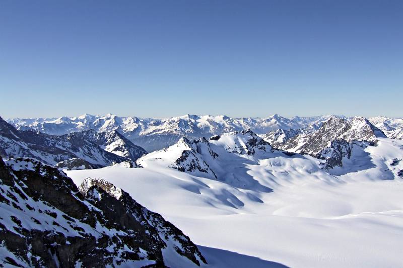 Huefifirn. Planurahuette befindet sich auf dem linken Rand des Firns. Blick