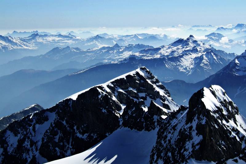 Gemsfairenstock gezoomed. Gipfelkreuz ist fast zu sehen. Blick vom Clariden