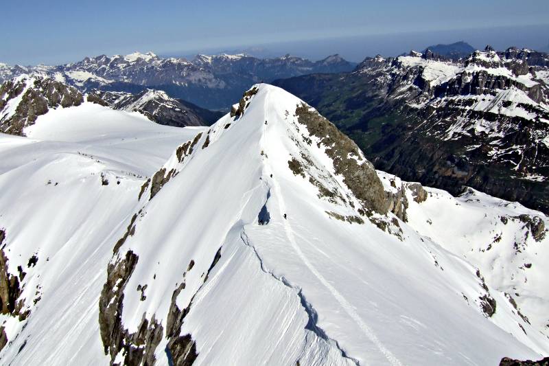 Blick vom Hauptgipfel zurueck zum Vorgipfel