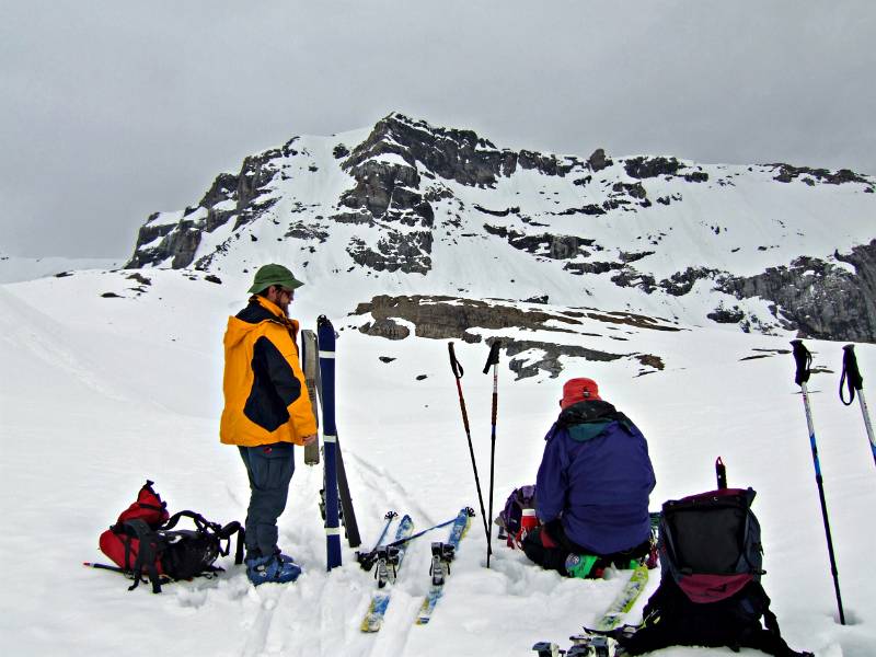 Schnee ist sehr nass und es regnet. Skifelle wollen nicht kleben