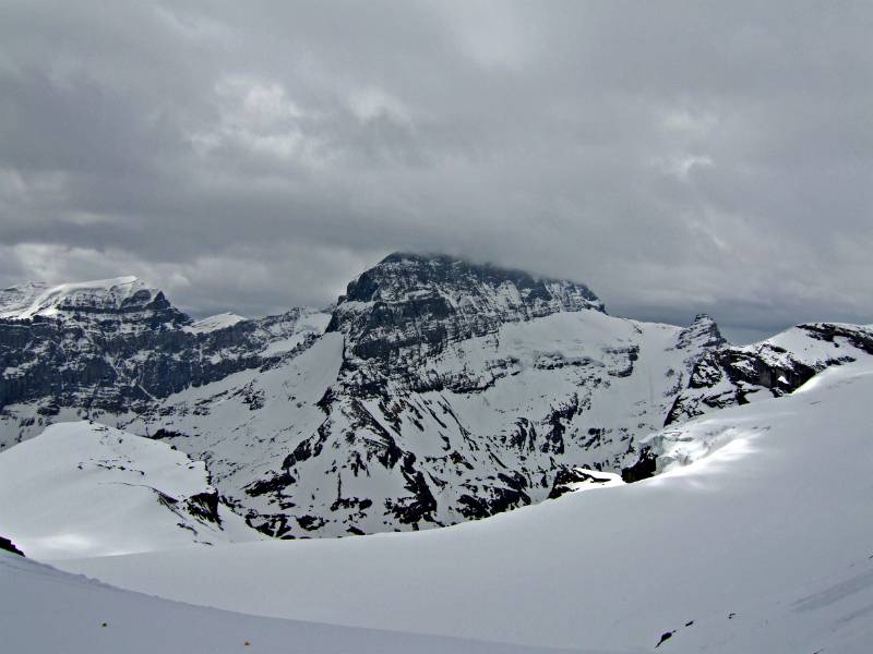 Toedi Nordwand. Links mit Schneekupel: Bifertenstock. Blick vom Gemsfairenstock