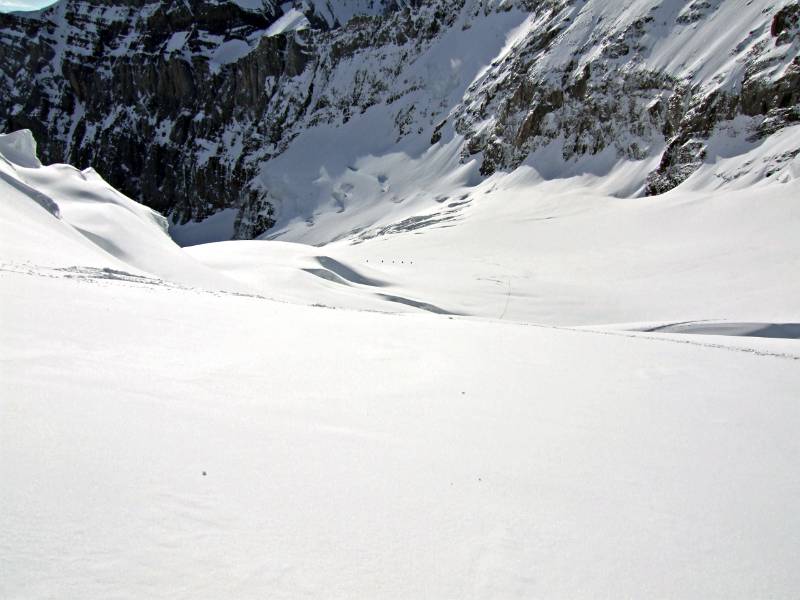 Eine Gruppe noch weit hinten im Aufstieg