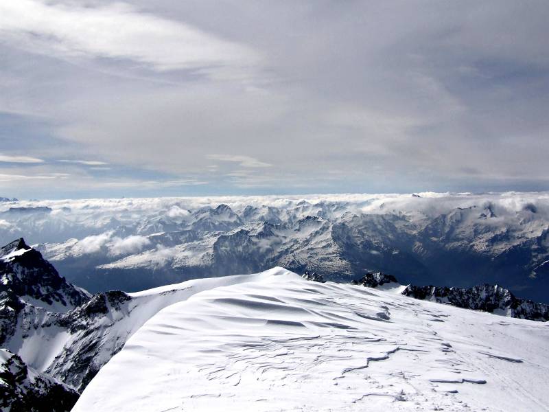 Blick vom Gipfel: Schneekonturen vom Wind gestaltet