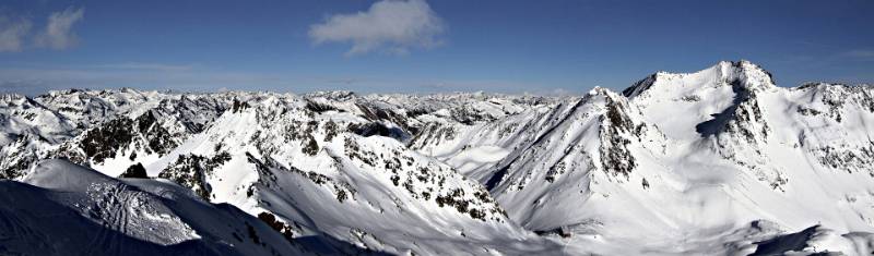 Panorama von Cristallina-Gebiet. Cristallina ist ganz rechts auf dem Bild