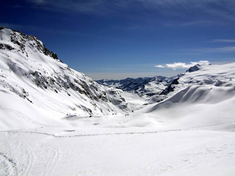 Auf dem Pass Cristallina. Blick in die Richtung Lago Sfundau. Rechts