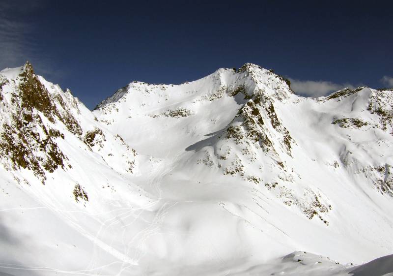 Pizzo Cristallina. Normale Route mit Spuren vorne. Unsere Abfahrtroute Morgen