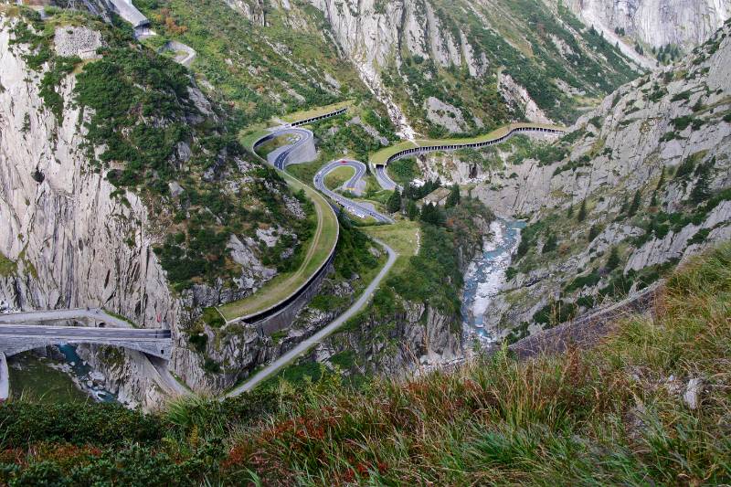 Die Strasse schlingelt nach Göschenen. Phantastisch !