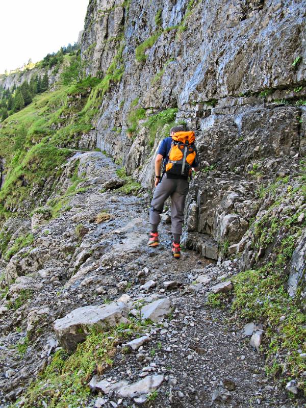 Gut abgesicherter Weg aber die Felsen sind nass