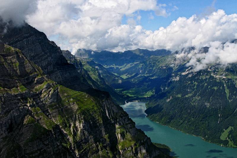 Gigantische Aussichten vom Vorder Glaernish. Kloentalersee ist unten