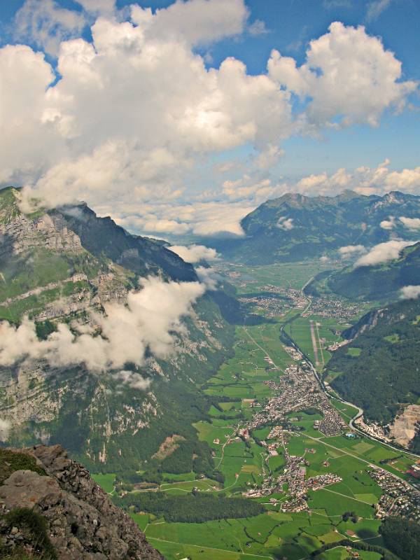 Glarnerland mit schoenen Wolken