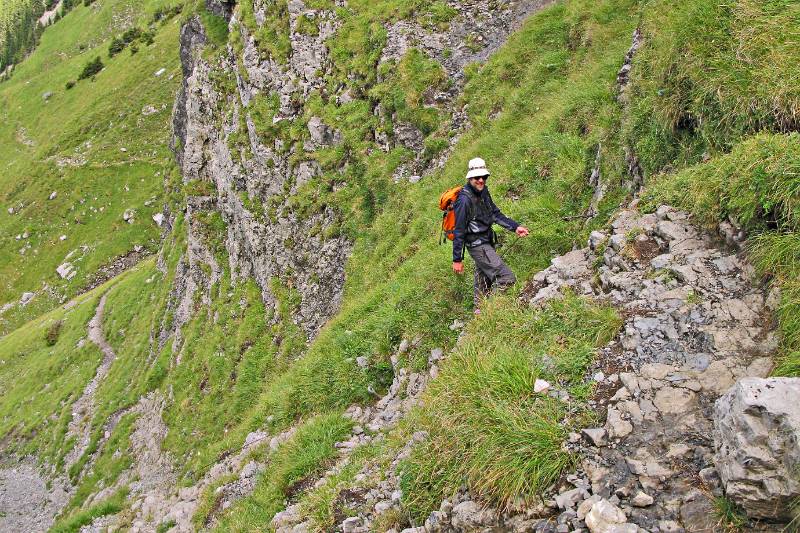 Im Abstieg, auf mit dem Seil abgesicherten Wanderweg.