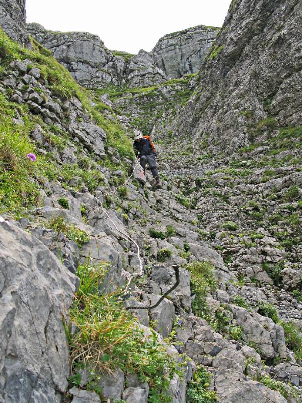 Bei nassen Felsen Seilsicherung kann sehr gut gebraucht werden