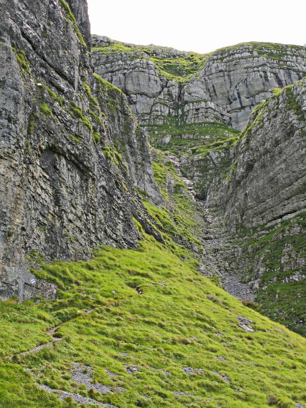 Der Wanderweg geht in den Felsenkessel