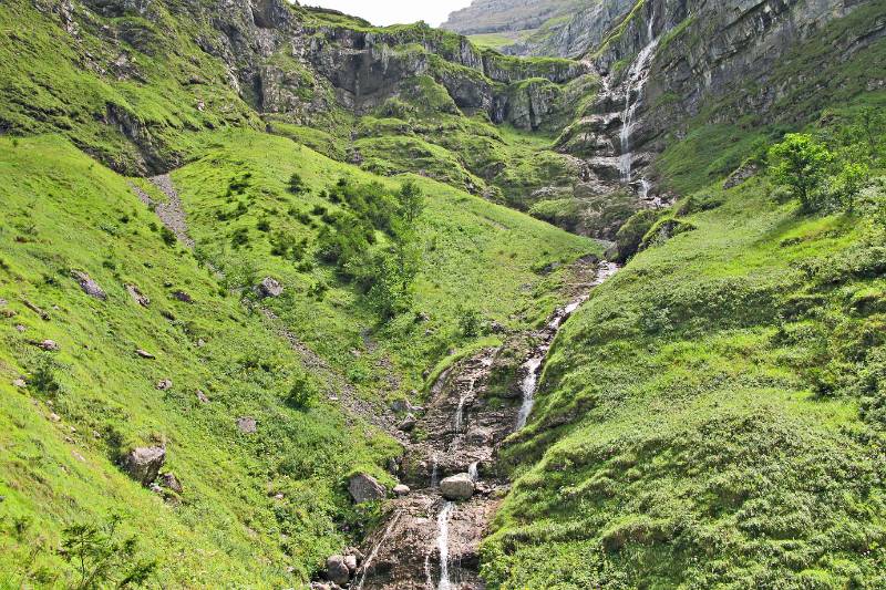 Schoener Bach mit mehreren Wasserfaellen