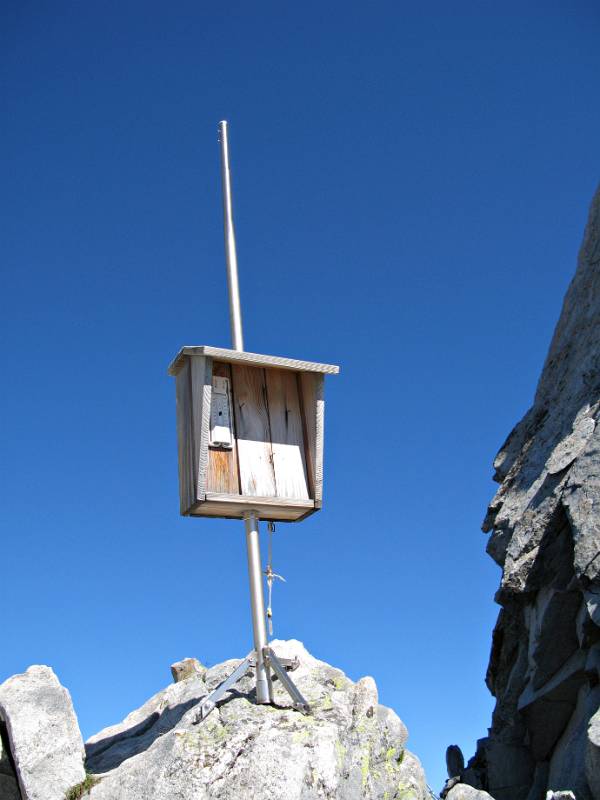 Thermometer und Gipfelbuch auf dem Pass Cacciabella