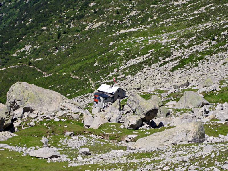 Sciorahuette zwischen grossen Steinen