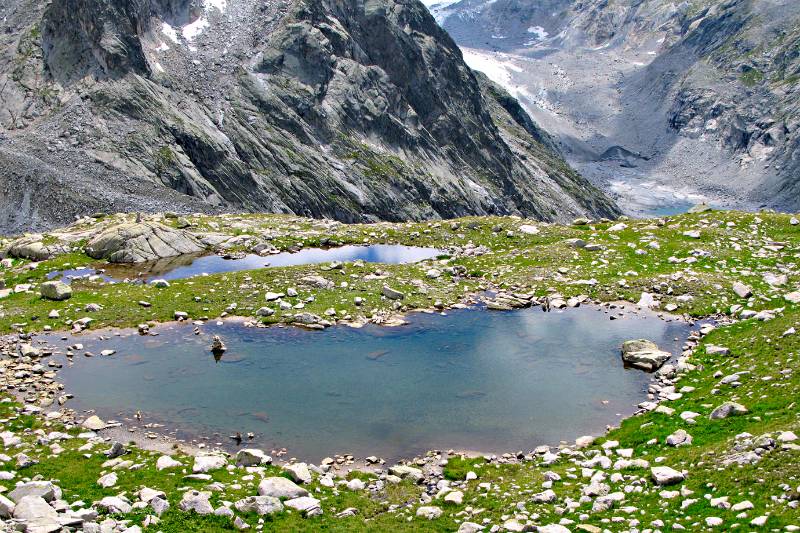 Klarer Minisee vom Wanderweg zum Casnilpass