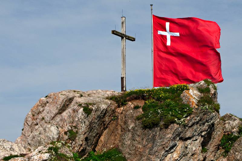 Maechtige Fahne mit Kreuz