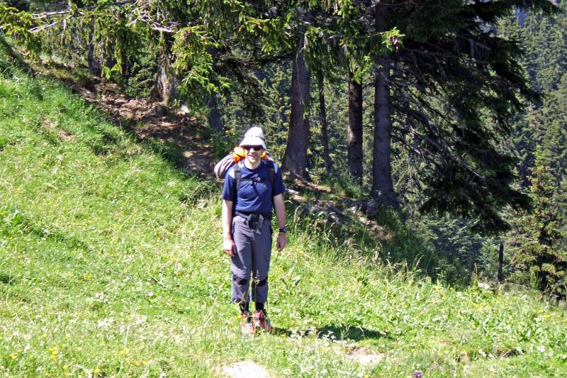 Schoener Wanderweg im Wald