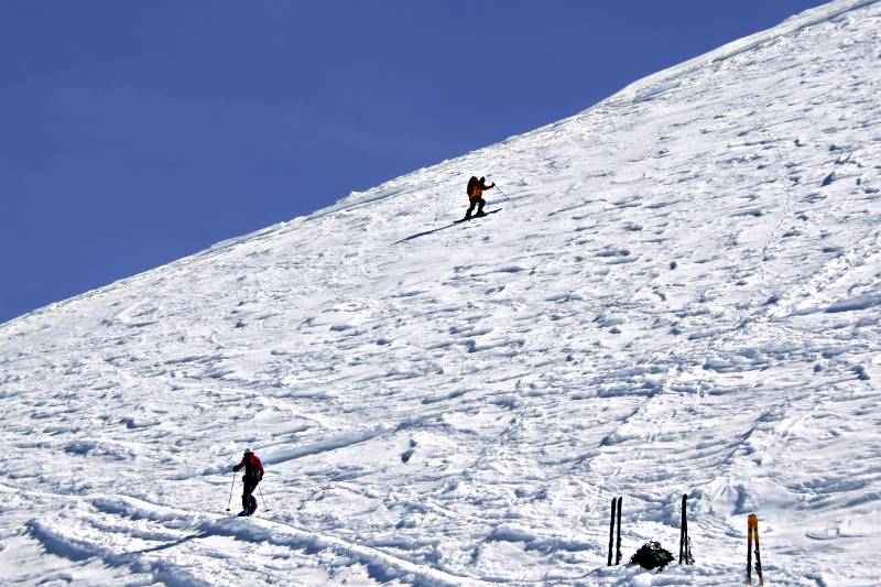 Harter Schnee auf dem Gipfelhang